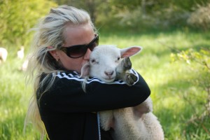 Jag och ett av våra lamm sommaren 2009